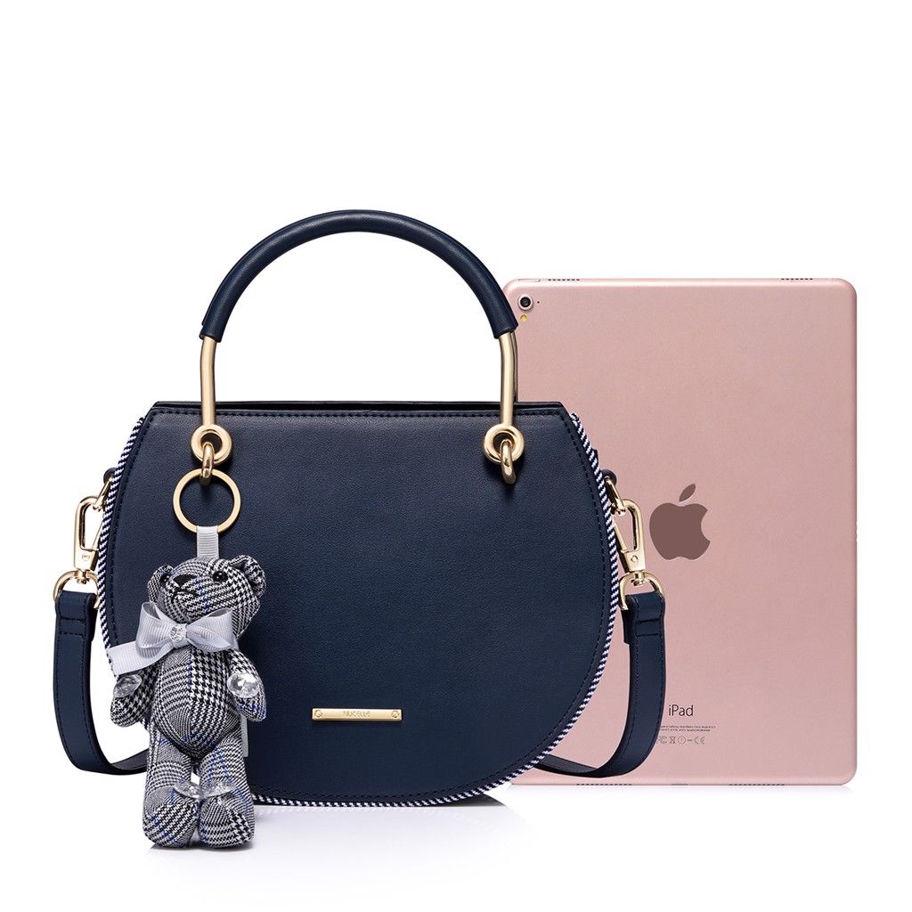 Túi phom bầu charm gấu bông dễ thương Nucelle