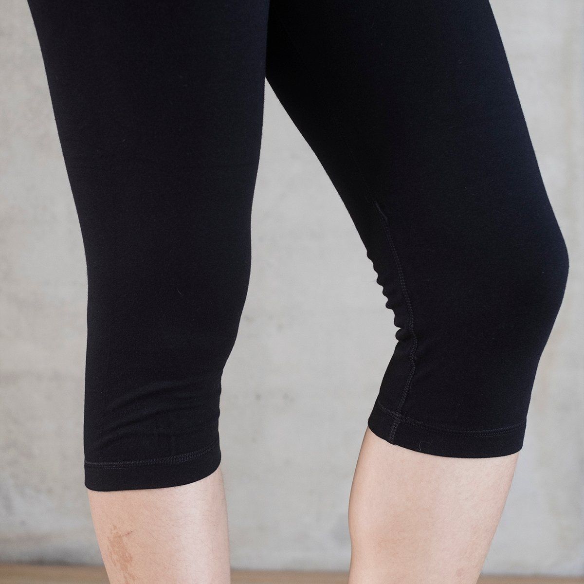 BLESSED EARTH Quần lửng Capri legging Black