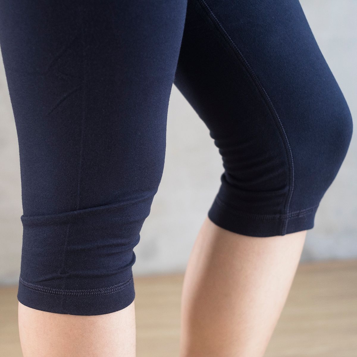 BLESSED EARTH Quần lửng Capri legging Navy