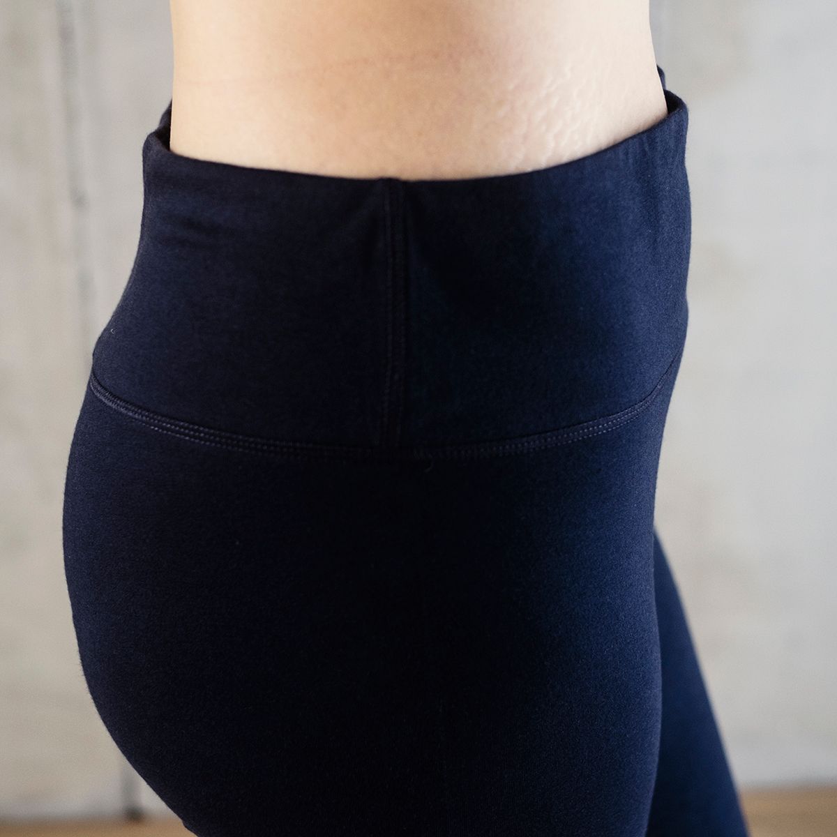 BLESSED EARTH Quần lửng Capri legging Navy