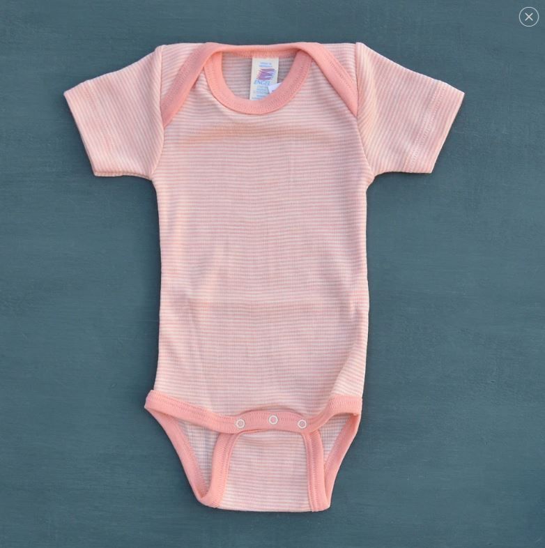 ENGEL Bodysuit ngắn tay đắp vai 70% Merino wool 30% silk Salmon/Natural