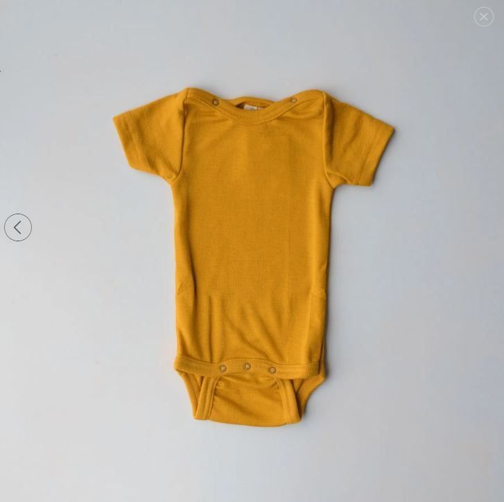 ENGEL Bodysuit ngắn tay nút vai 70% Merino wool 30% Silk Saffron