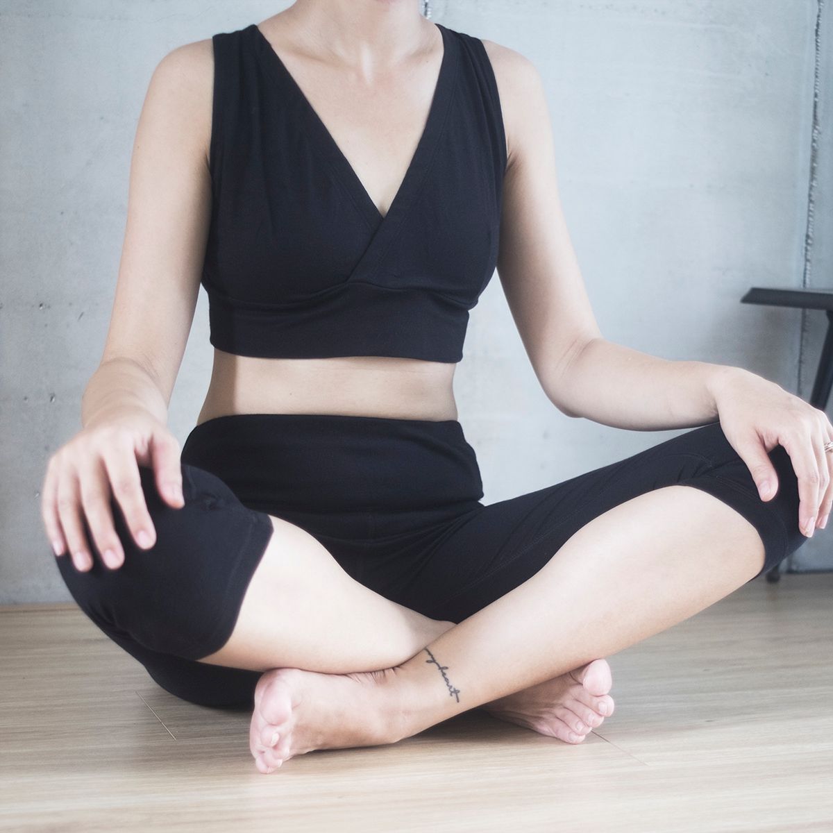 BLESSED EARTH Quần lửng Capri legging Black