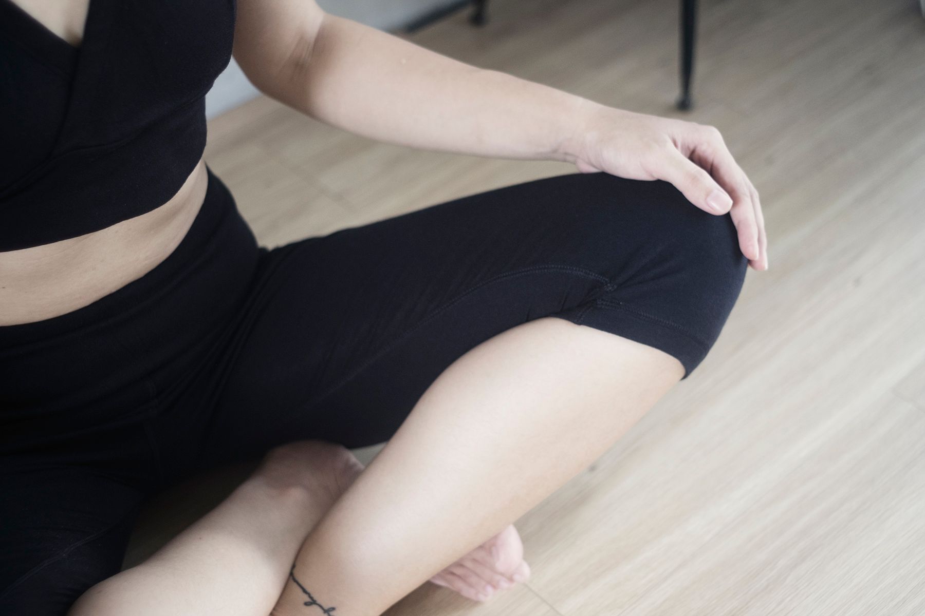 BLESSED EARTH Quần lửng Capri legging Black