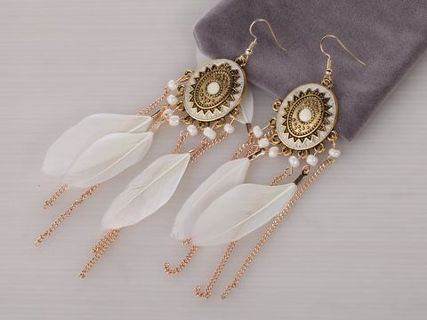 Bông Tai Boho Phong Cách Thổ Cẩm Vintage (Bohemian) Đế Elipa Đính Lông Chim Màu Trắng - Mã BB033