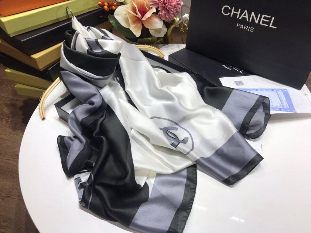 Khăn Choàng Cổ CHANEL (FULL BOX) Màu Trắng Đen Xám - Mã KH009