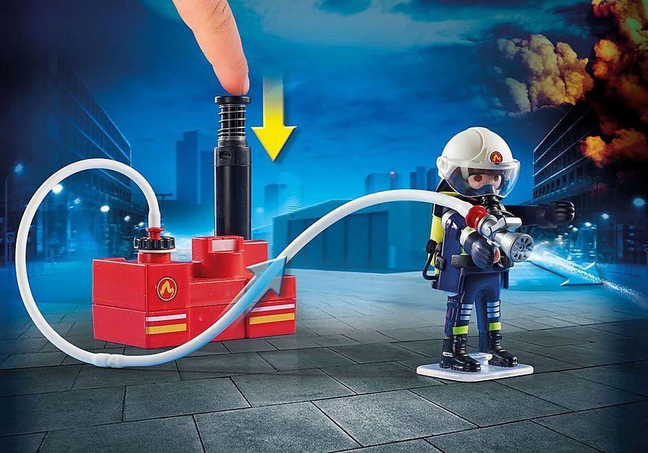 Lính cứu hoả với máy bơm nước