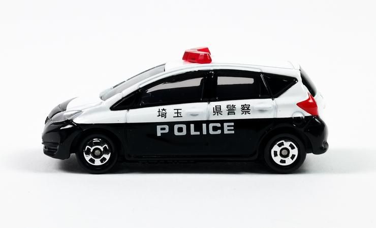 No.21 Nissan Note Cảnh sát