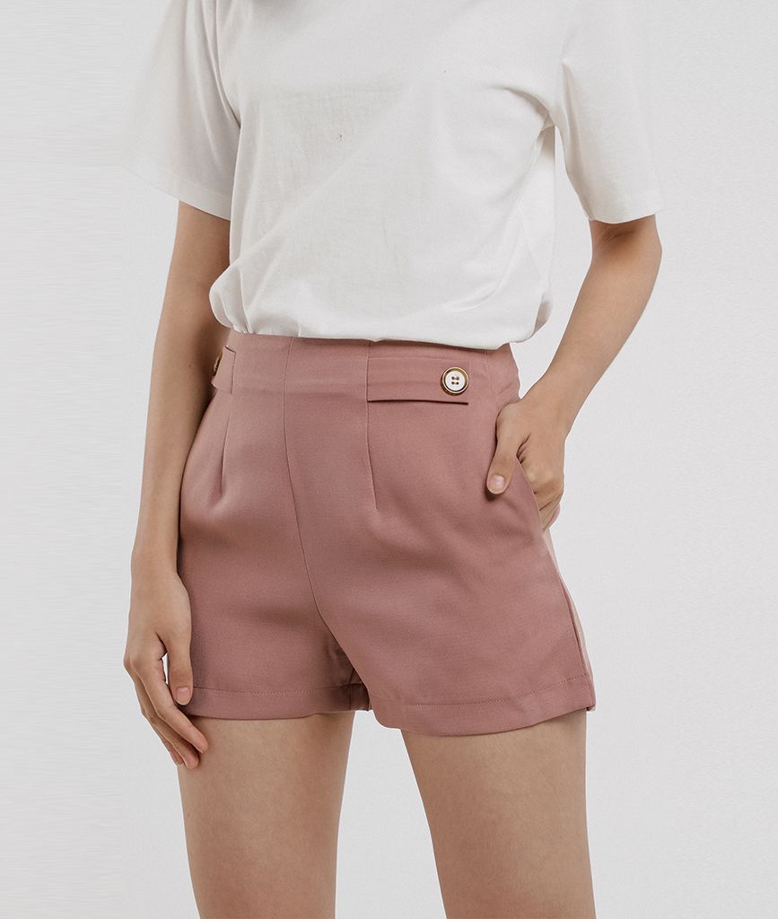 Quần shorts thô phối nút