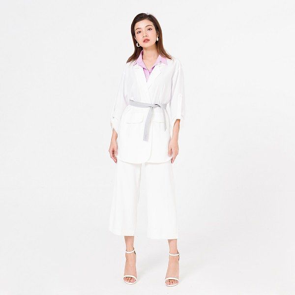 Áo Đờ Mi Hai Ve Xẻ Gấu Vien Tran Màu Trắng