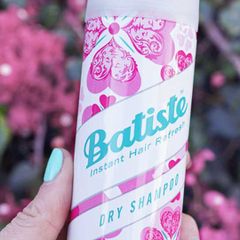 BATISTE Blush - Dầu gội khô hương hoa nữ tính 200ml