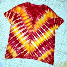 Áo thun tie dye chữ V 2 màu đỏ vàng