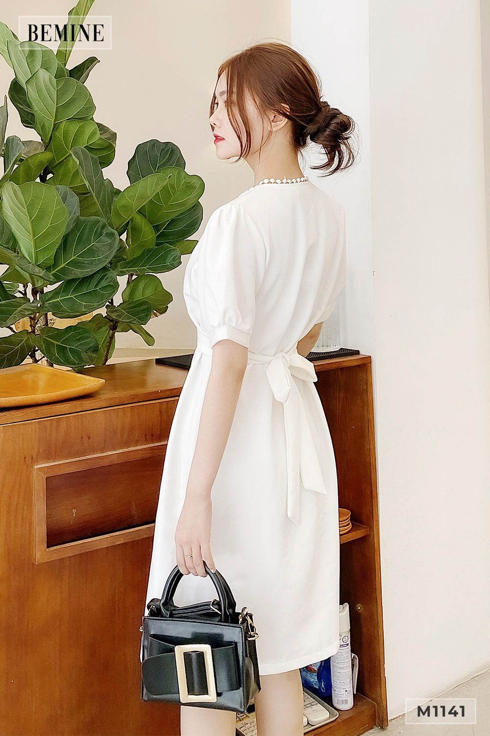M1141TRANG - Đầm viền ren cổ xéo