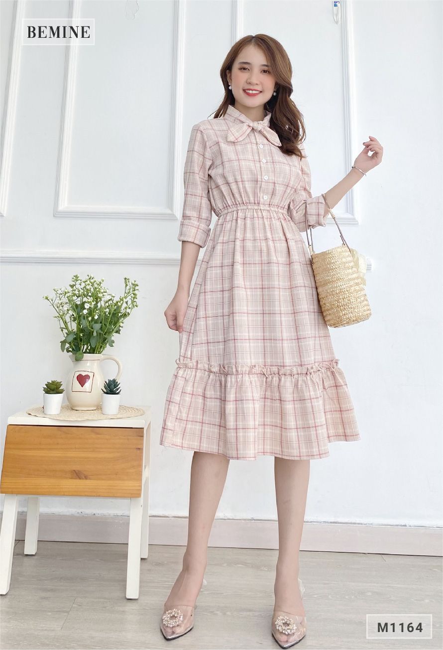 M1164HONG - Đầm caro nút trụ nơ cổ
