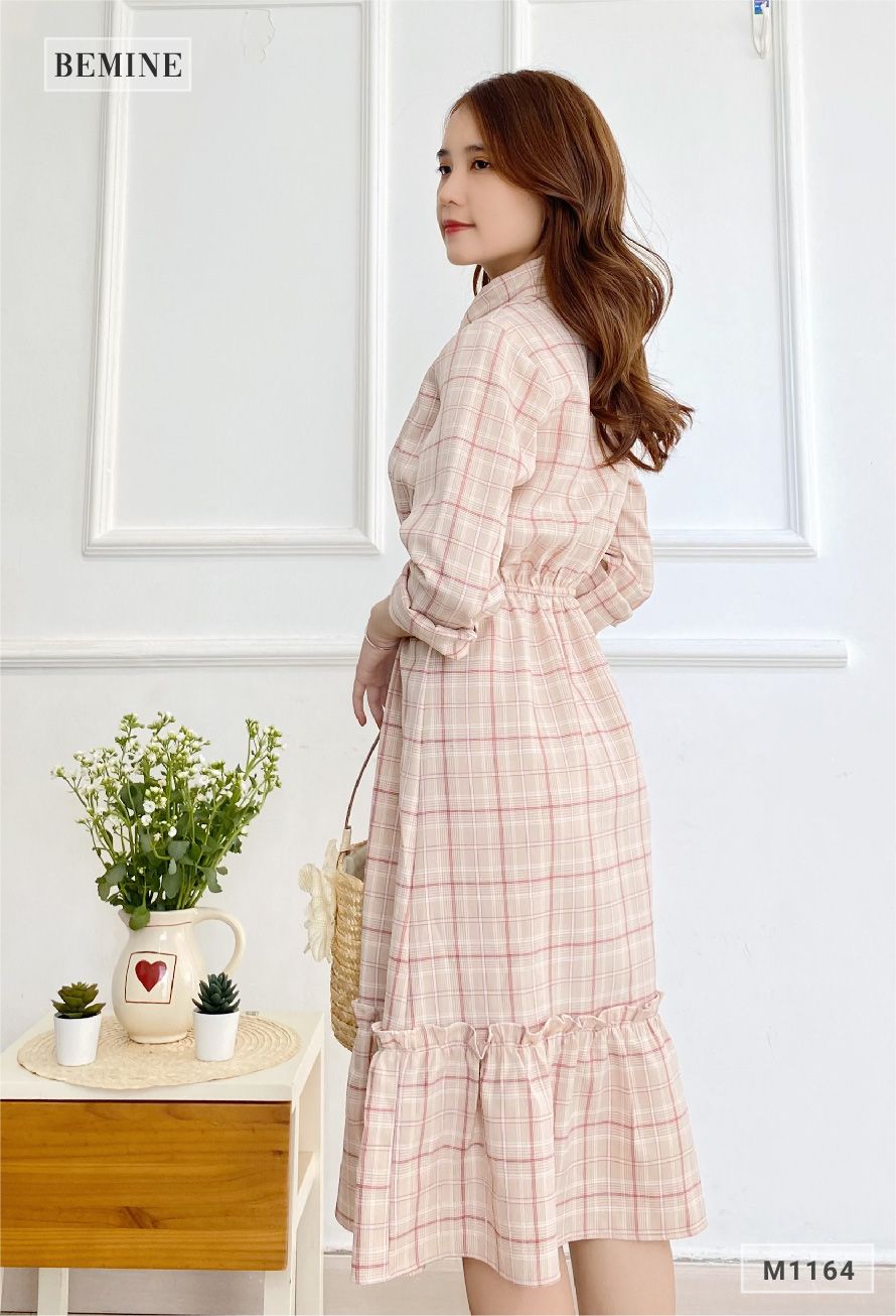 M1164HONG - Đầm caro nút trụ nơ cổ