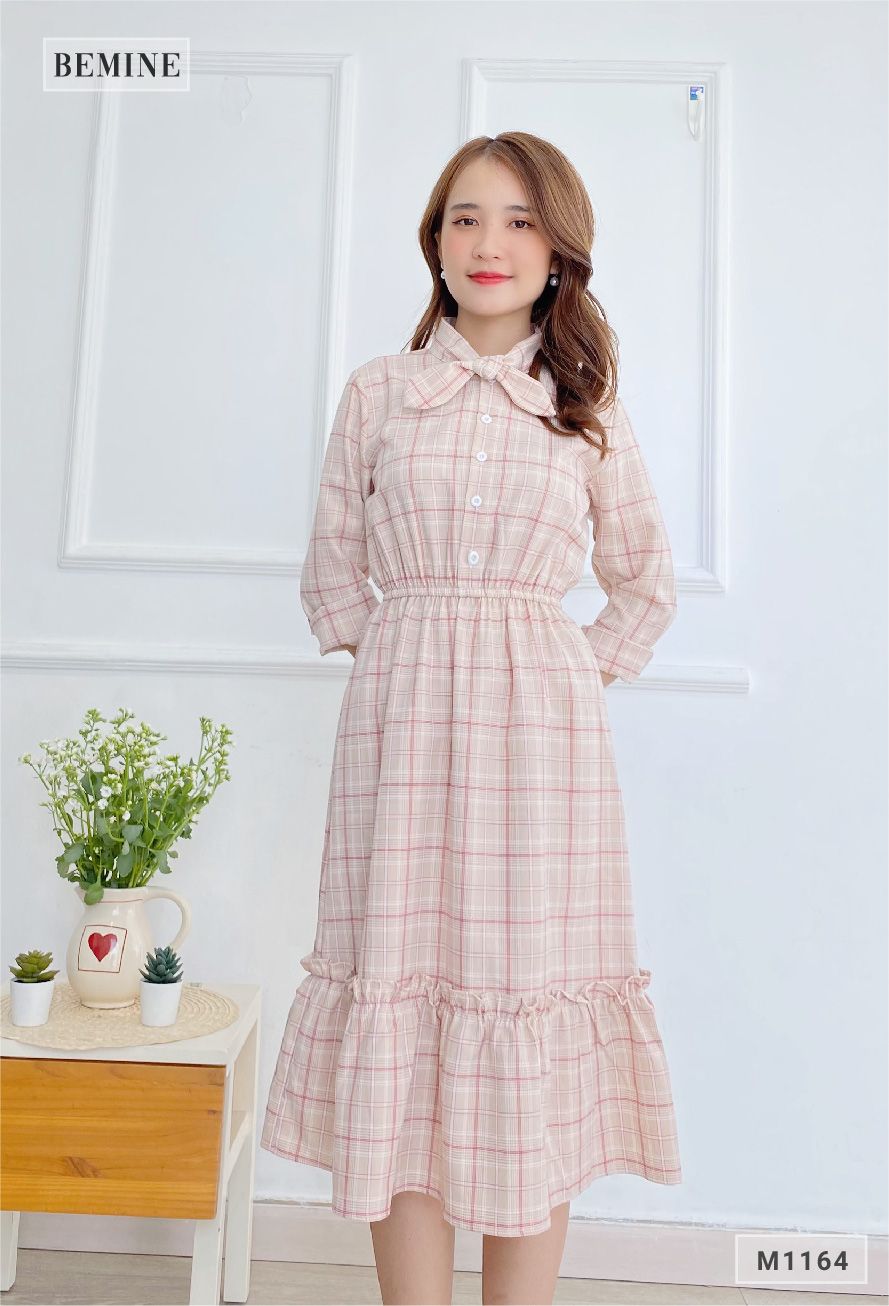 M1164HONG - Đầm caro nút trụ nơ cổ