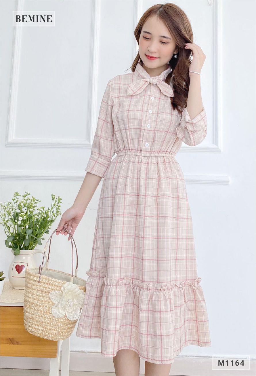 M1164HONG - Đầm caro nút trụ nơ cổ