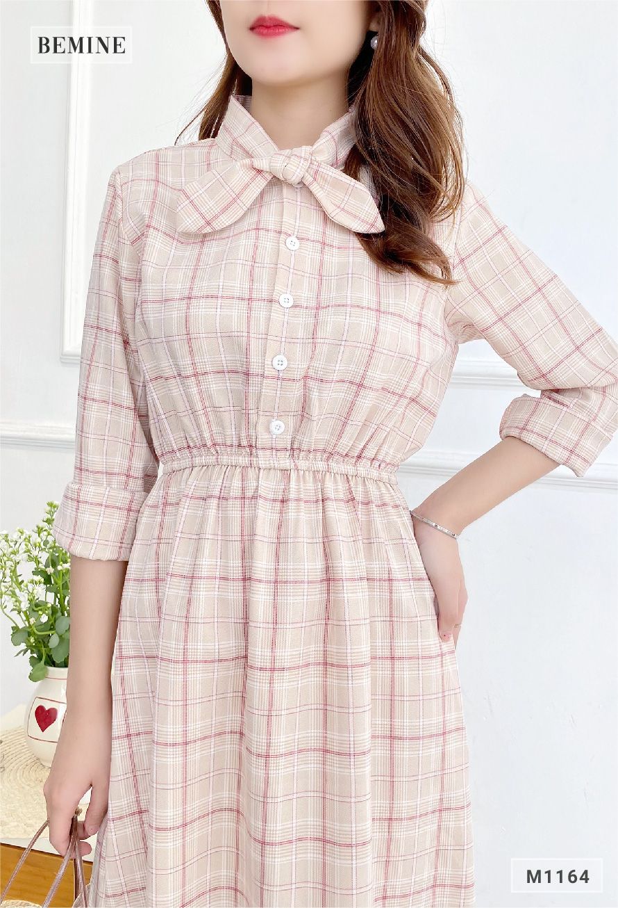 M1164HONG - Đầm caro nút trụ nơ cổ