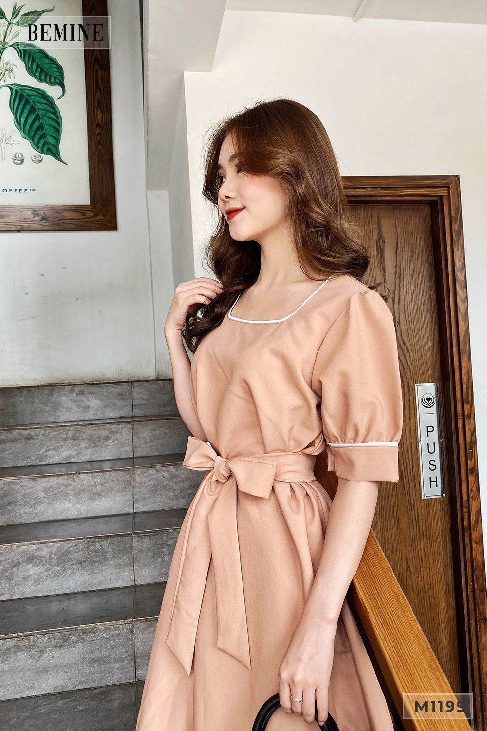 M1199NUDE - Đầm suông viền trắng cột dây eo