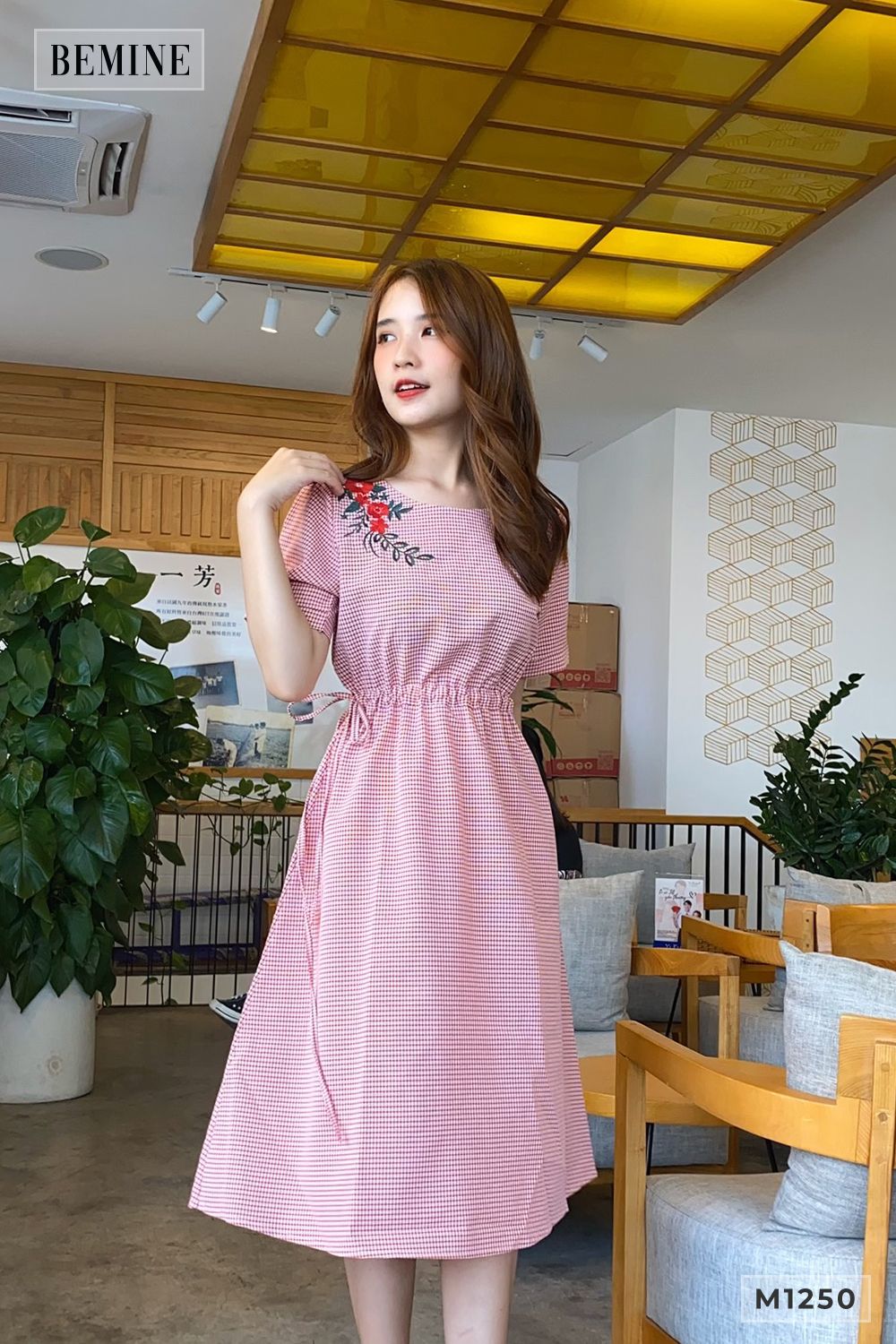 M1250DO - Đầm caro rút eo thêu ngực