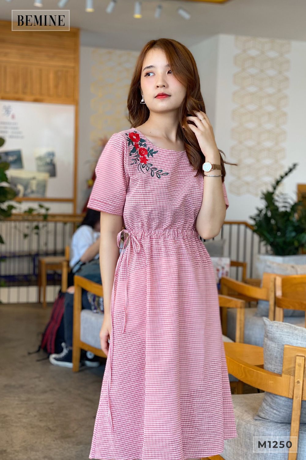 M1250DO - Đầm caro rút eo thêu ngực