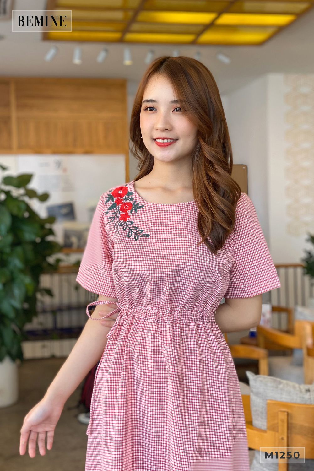 M1250DO - Đầm caro rút eo thêu ngực