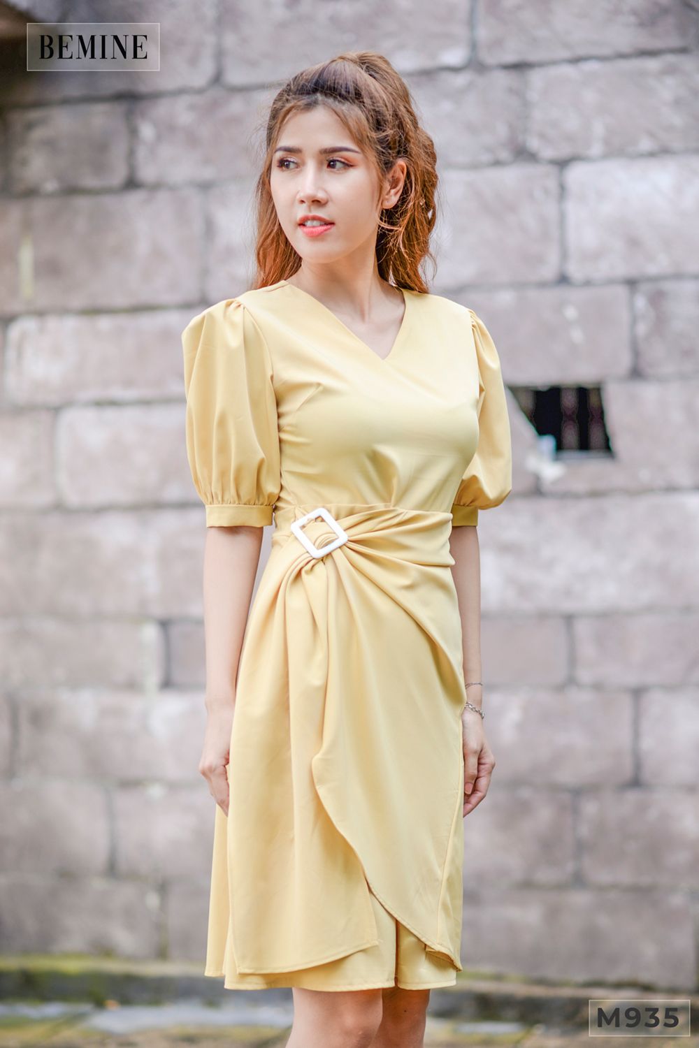 MT935VANG - Đầm vàng vạt tùng gắn táp bọc nịch trắng