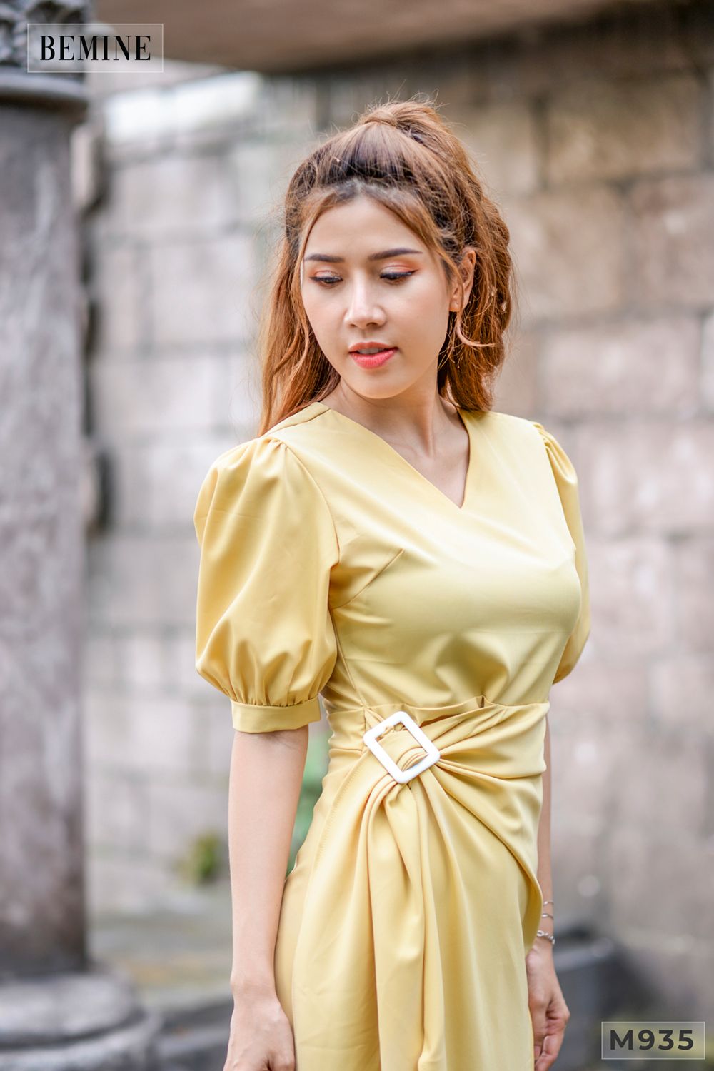 MT935VANG - Đầm vàng vạt tùng gắn táp bọc nịch trắng