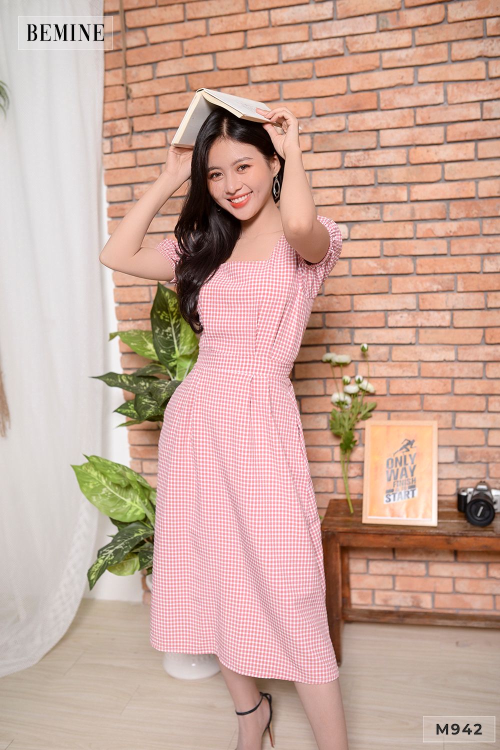 M942HONG - Đầm caro tay bồng xếp ly