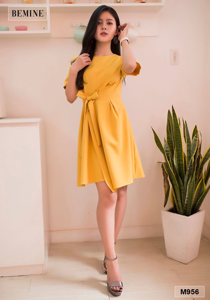 M956VANG - Đầm vàng vạt tùng xếp ly cột dây eo