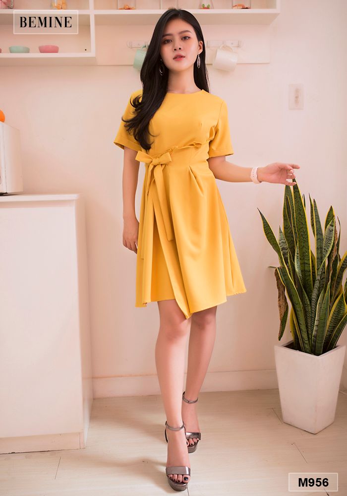 M956VANG - Đầm vàng vạt tùng xếp ly cột dây eo
