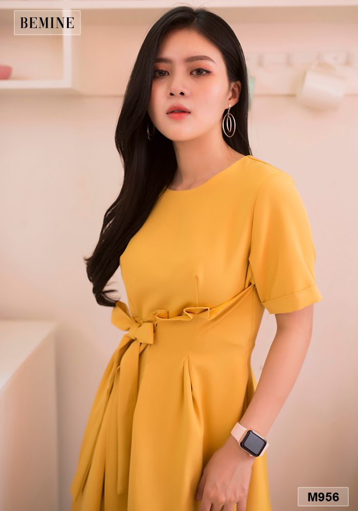 M956VANG - Đầm vàng vạt tùng xếp ly cột dây eo