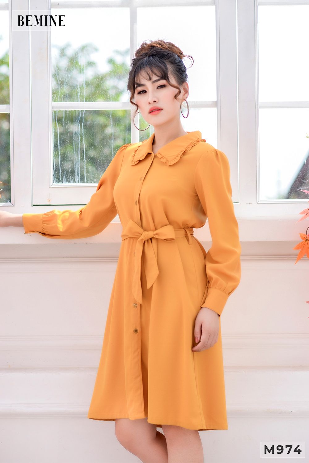 M974VANG - Đầm xếp ly cổ cột eo