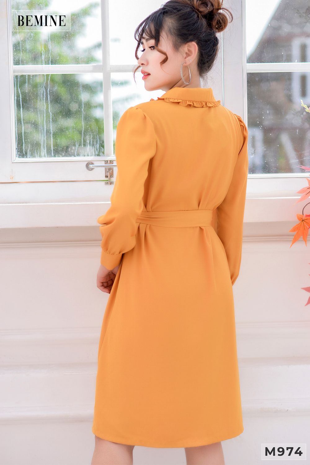 M974VANG - Đầm xếp ly cổ cột eo