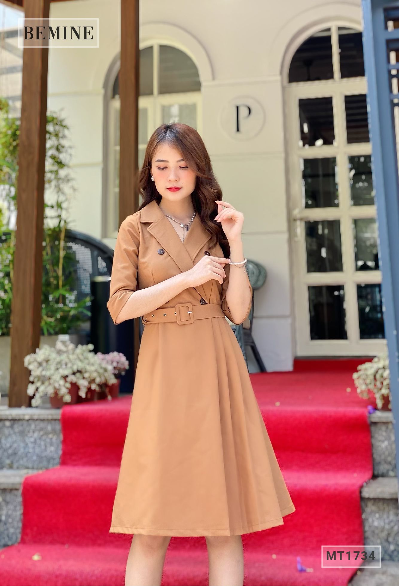 MT1734VANG - Đầm cổ vest thắt đai