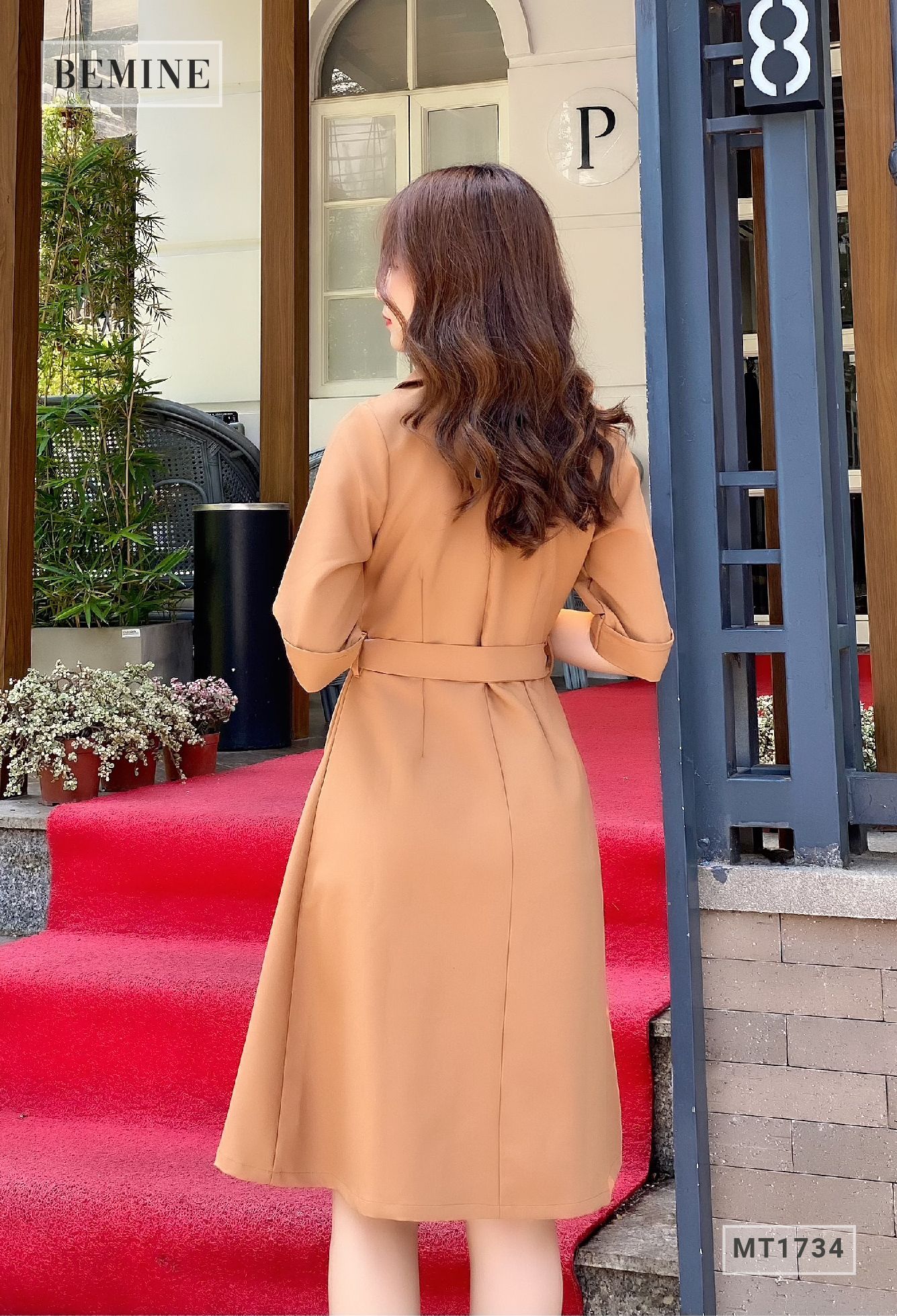 MT1734VANG - Đầm cổ vest thắt đai