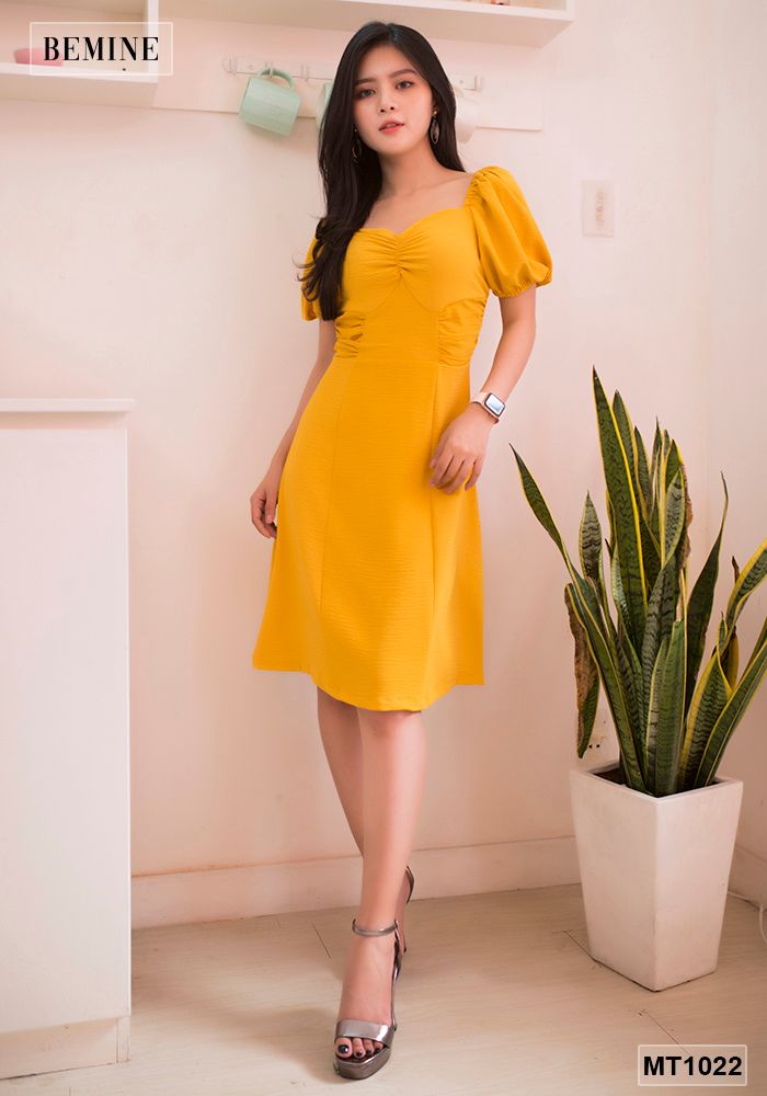 MT1022VANG - Đầm nhúng ngực tay bồng
