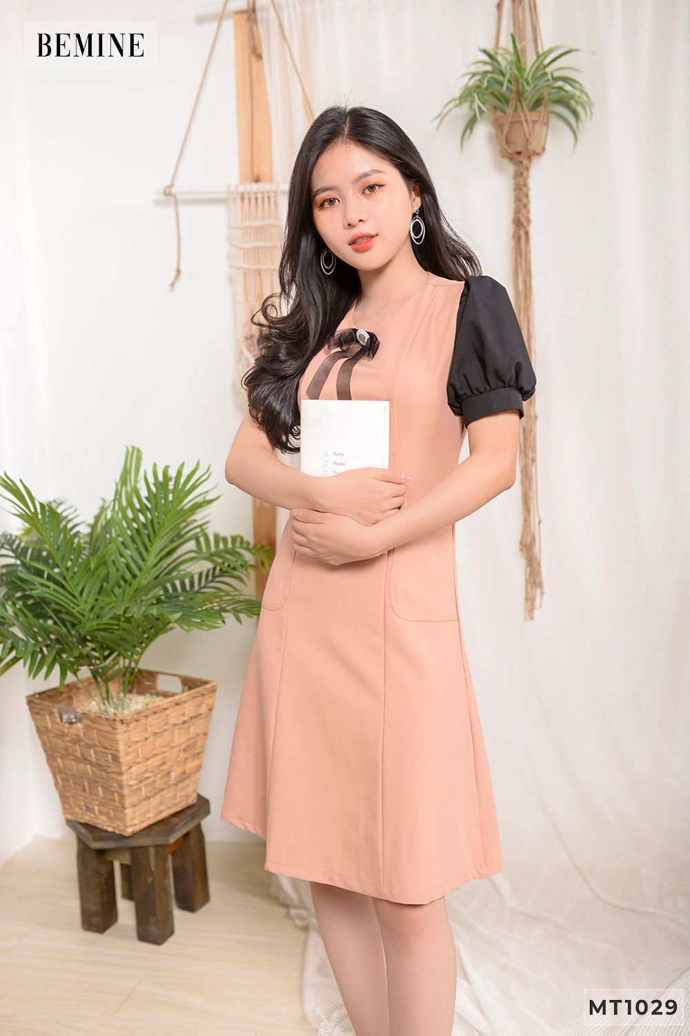 MT1029DA - Đầm tay đen đính nơ cổ