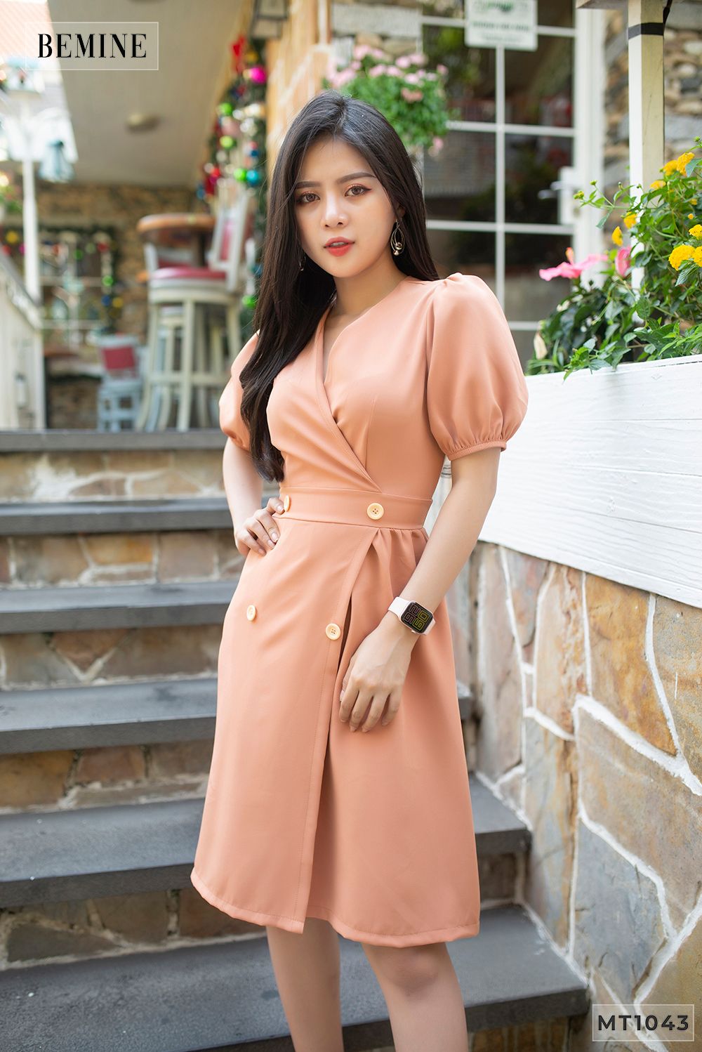MT1043DA - Đầm đính nút cổ tim
