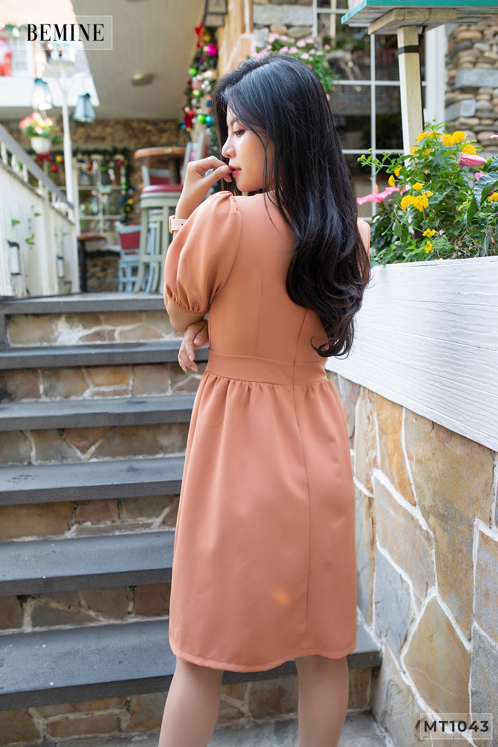 MT1043DA - Đầm đính nút cổ tim