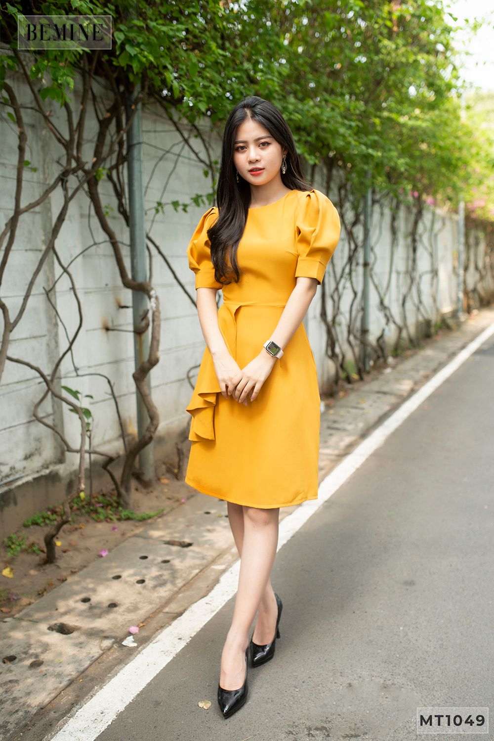 MT1049VANG - Đầm tay phồng xếp ly eo