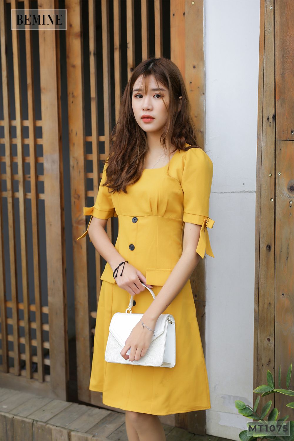 MT1075VANG - Đầm đít nút tay nơ