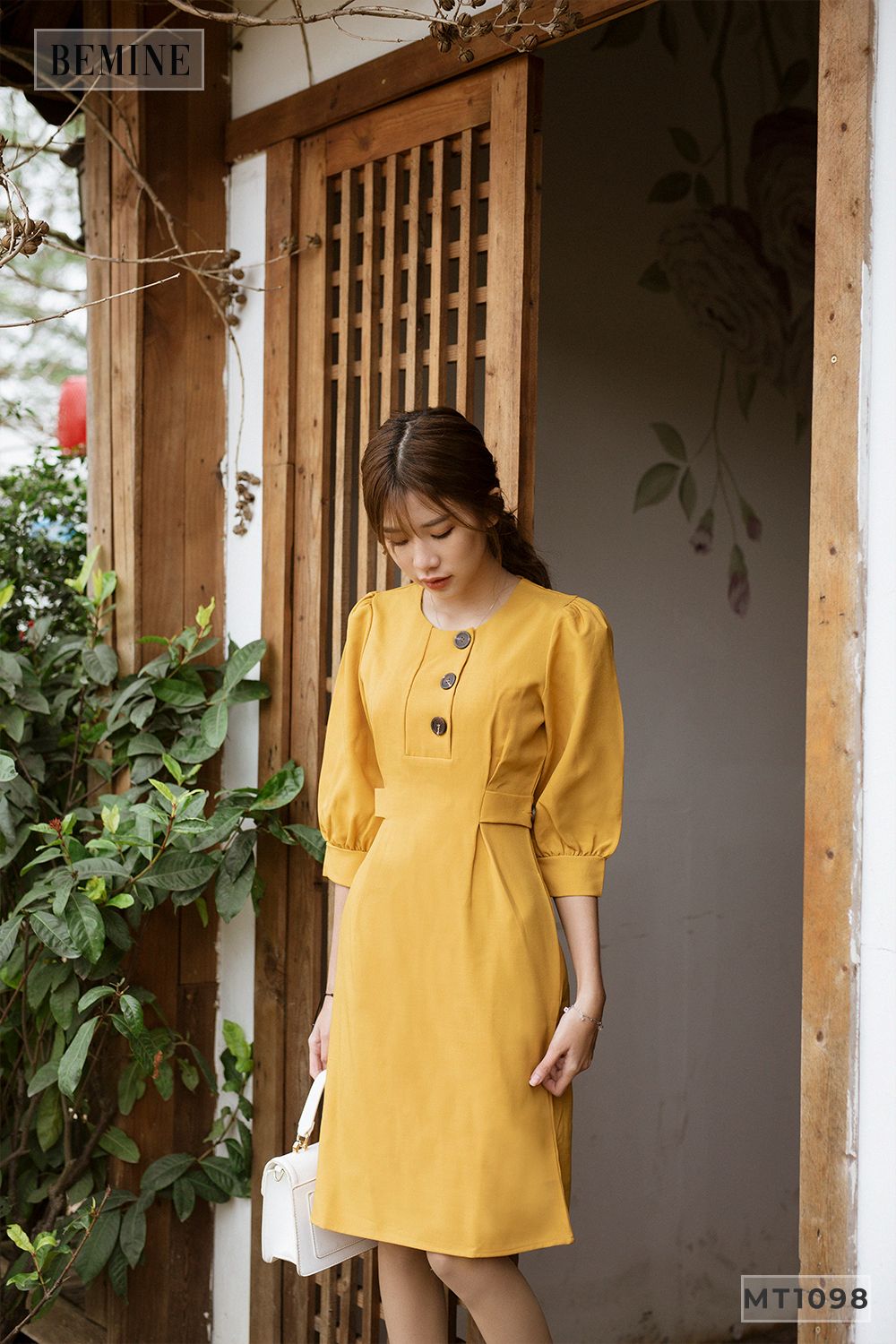 MT1098VANG - Đầm cổ trụ 3 nút dọc