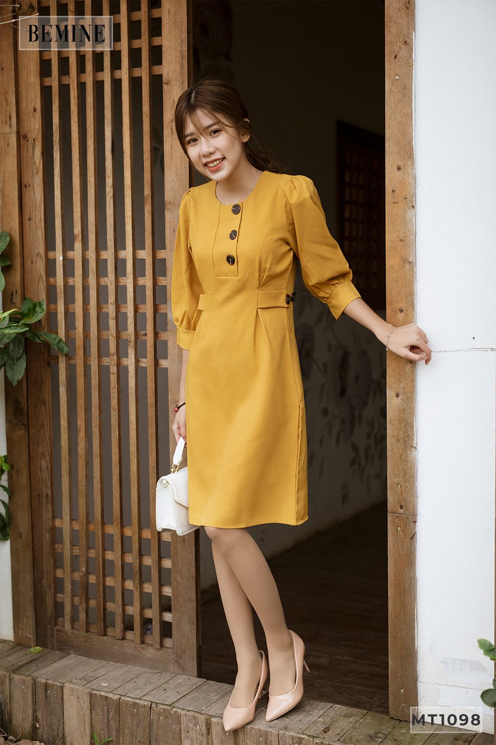 MT1098VANG - Đầm cổ trụ 3 nút dọc
