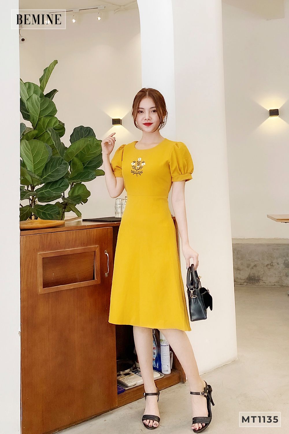 MT1135VANG - Đầm xòe tay bồng thêu hoa