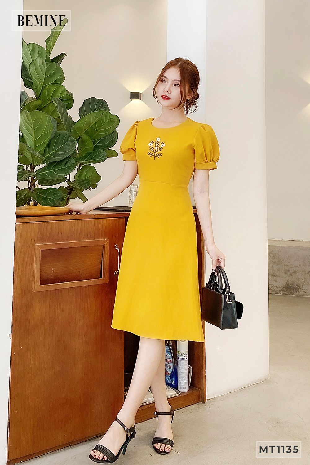 MT1135VANG - Đầm xòe tay bồng thêu hoa
