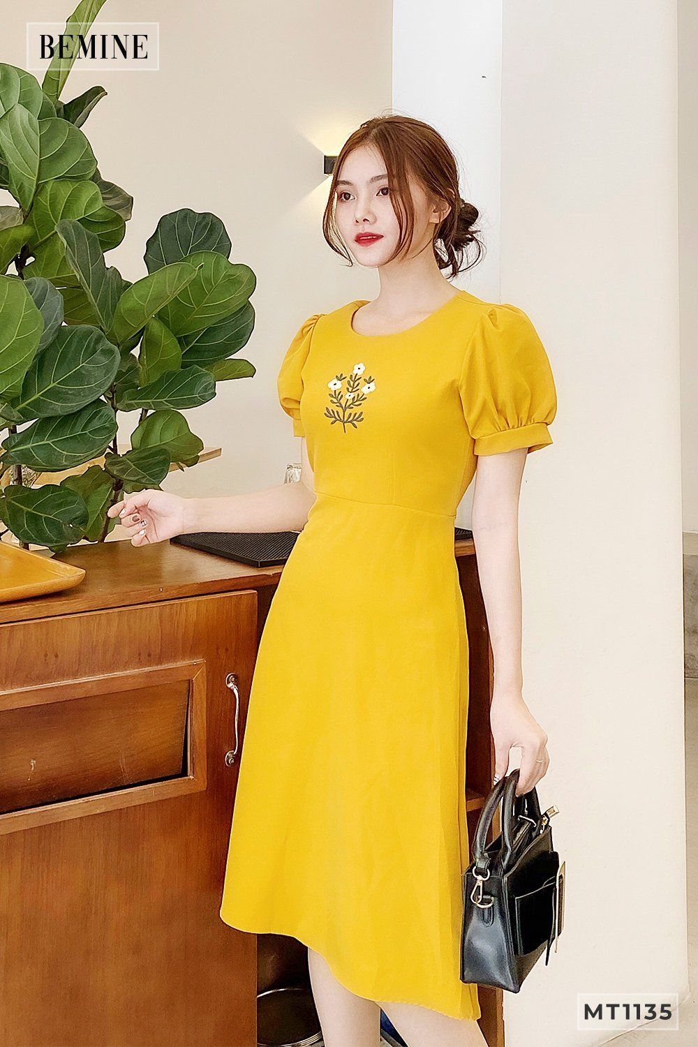 MT1135VANG - Đầm xòe tay bồng thêu hoa