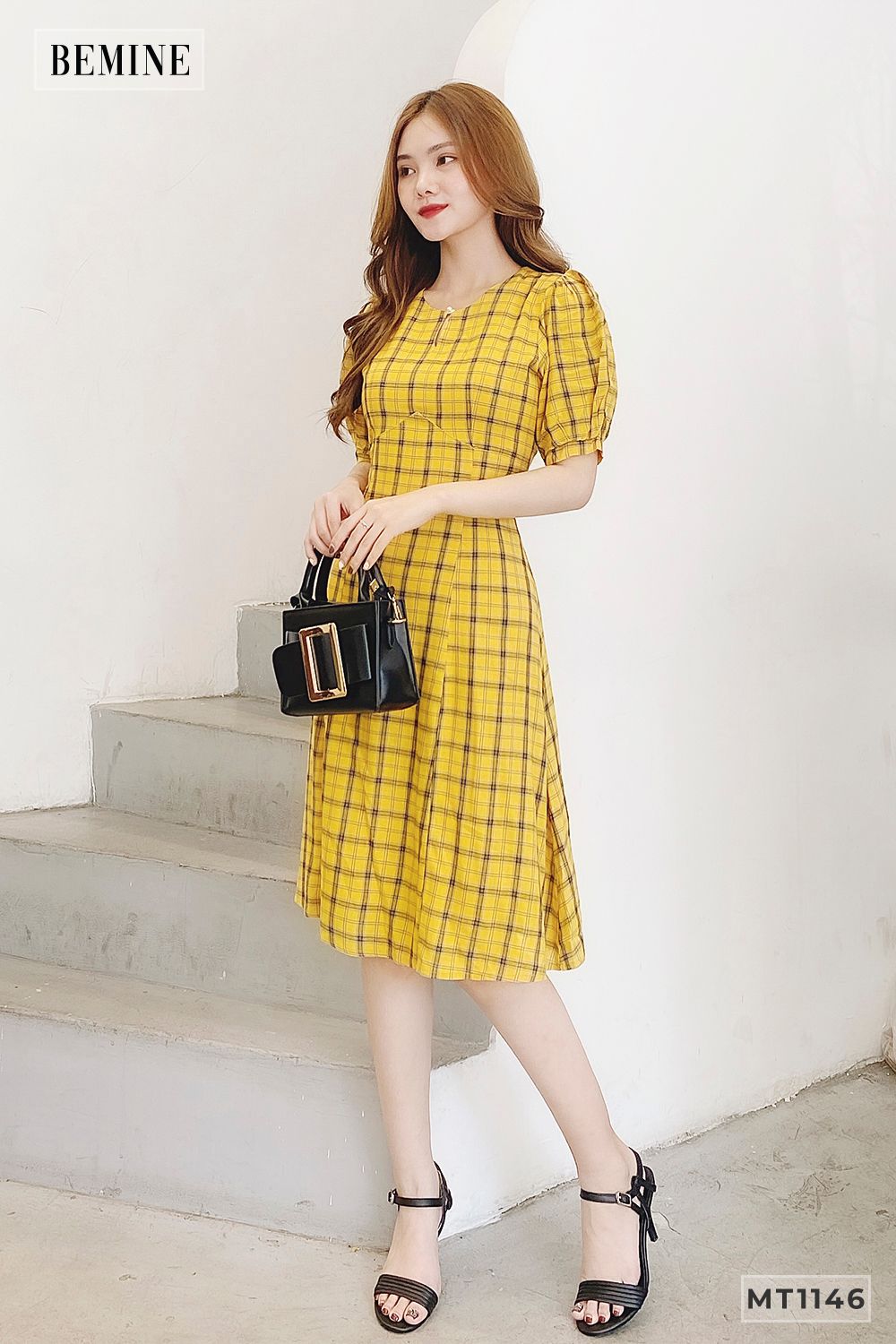 MT1146VANG - Đầm caro tay phồng 1 nút cổ