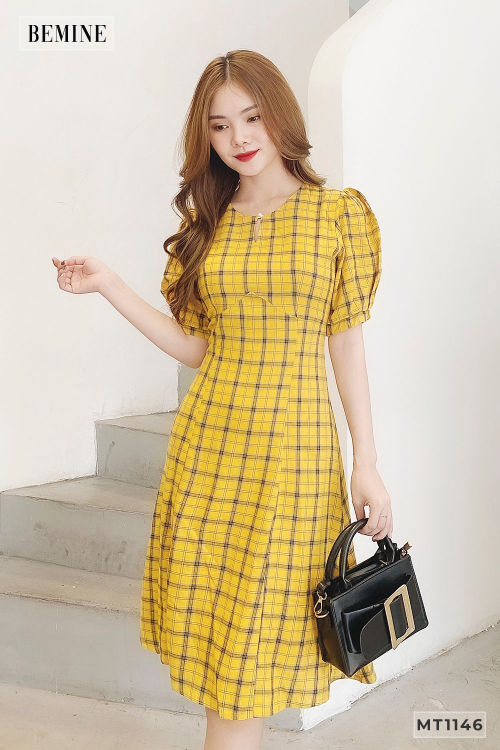 MT1146VANG - Đầm caro tay phồng 1 nút cổ