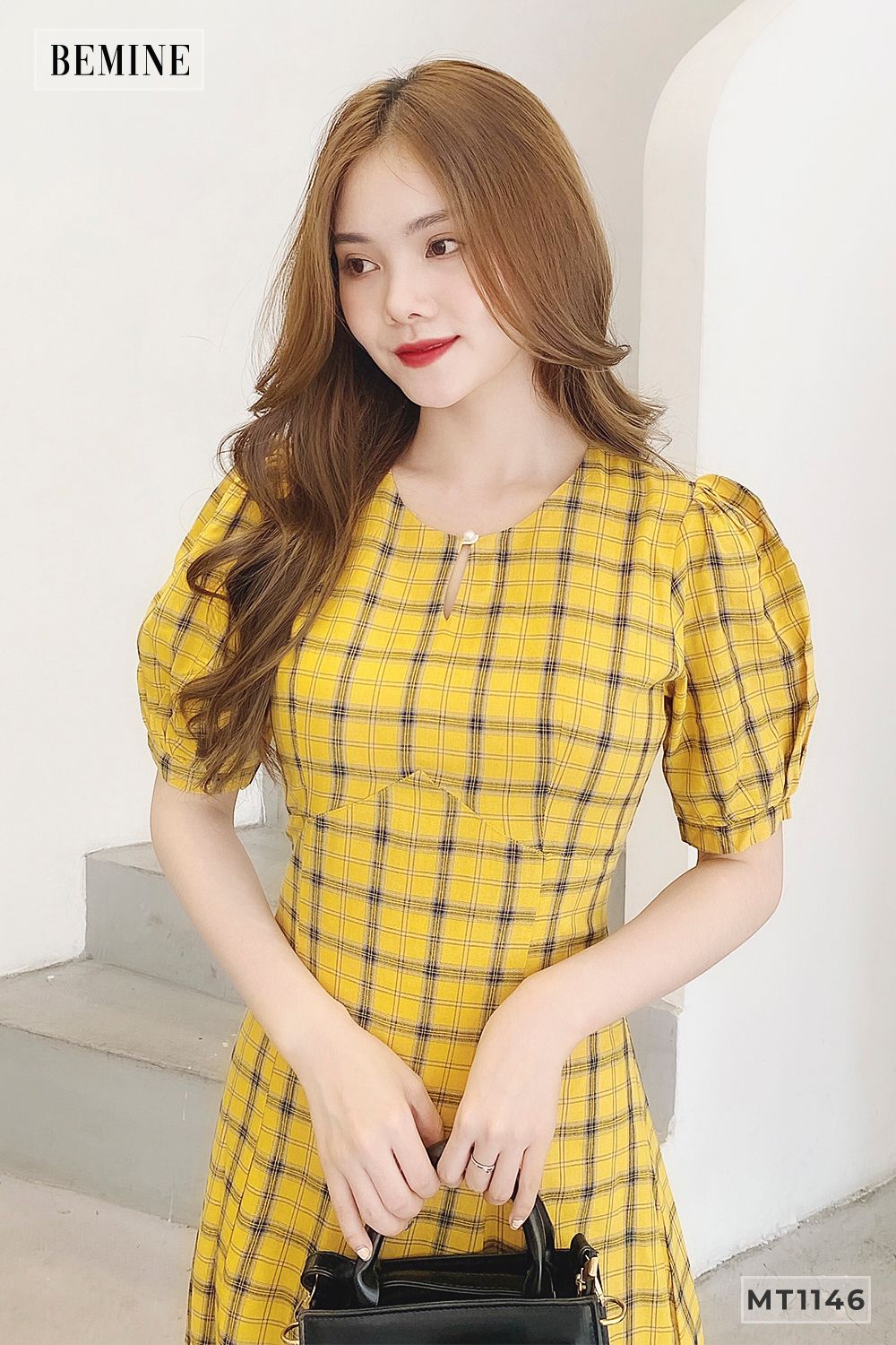 MT1146VANG - Đầm caro tay phồng 1 nút cổ